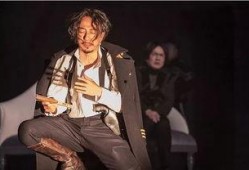 赵立新劈叉吃瓜,娱乐圈的另类跨界风潮