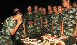 官兵吃瓜,官兵共享吃瓜时光