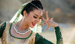 新疆姑娘吃籽瓜,籽瓜的独特魅力